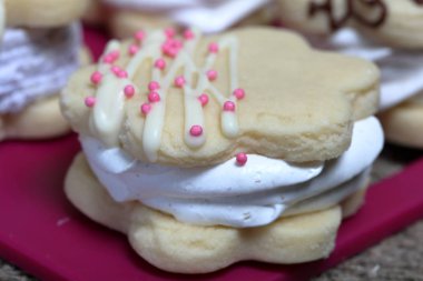 Marshmallow sandviç çikolata ve dekoratif sprinkles ile dekore edilmiştir. Farklı renklerde dekorasyon ile ayarlayın. Yakın çekim.