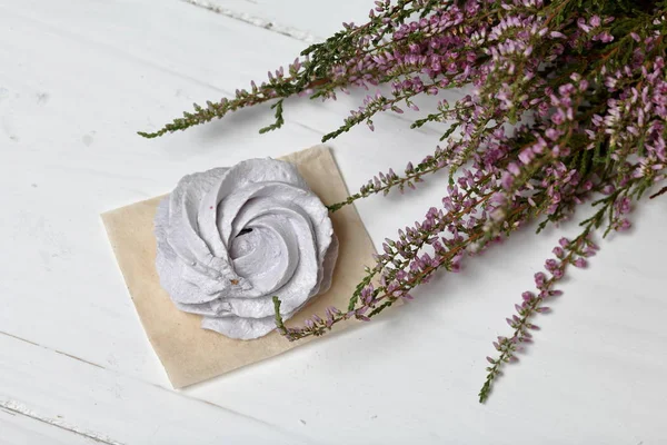 Malvaviscos de lavanda recién hechos en tableros pintados de blanco. Las ramas de brezo también son visibles. Vista desde arriba . — Foto de Stock