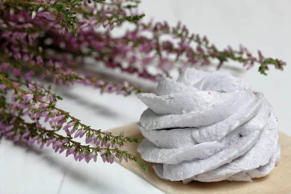 Malvaviscos de lavanda recién hechos en tableros pintados de blanco. Las ramas de brezo también son visibles . — Foto de Stock