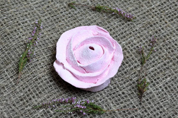 Los malvaviscos rosados en forma de la flor en el azúcar de guinda. Junto a la decoración se encuentra el brezo floreciente . — Foto de Stock