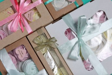Hediye kutularında farklı renklerde Marshmallows. Kutular bir yay bağlı renkli bir kurdele ile bağlı. Yukarıdan görüntüle.