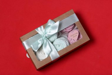 Hediye kutularında farklı renklerde Marshmallows. Kutular bir yay bağlı renkli bir kurdele ile bağlı. Yukarıdan görüntüle.