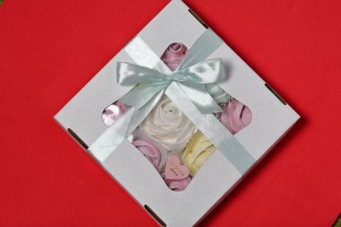 Hediye kutularında farklı renklerde Marshmallows. Kutular bir yay bağlı renkli bir kurdele ile bağlı. Yukarıdan görüntüle.