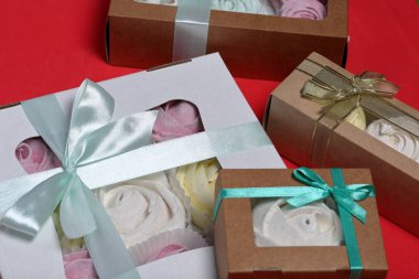 Hediye kutularında farklı renklerde Marshmallows. Kutular bir yay bağlı renkli bir kurdele ile bağlı. Yukarıdan görüntüle.