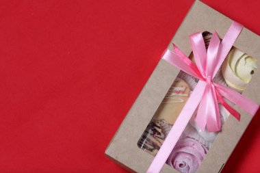 Hediye kutularında farklı renklerde Marshmallows. Kutular bir yay bağlı renkli bir kurdele ile bağlı. Yukarıdan görüntüle.