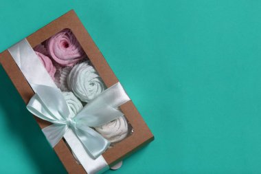 Hediye kutularında farklı renklerde Marshmallows. Kutular bir yay bağlı renkli bir kurdele ile bağlı. Yukarıdan görüntüle.