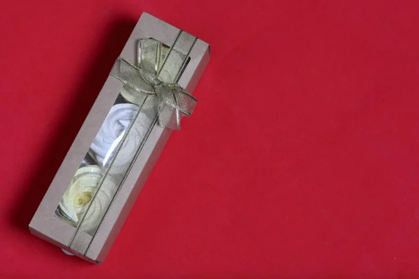 Marshmallow di diversi colori in confezioni regalo. Scatole legate con un nastro colorato legato a un fiocco. Vista dall'alto . — Foto Stock
