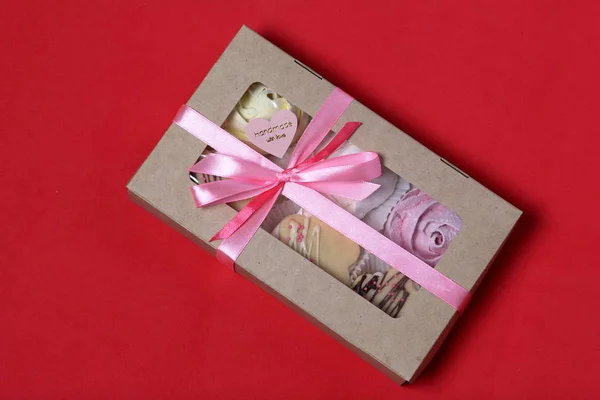 Marshmallows de cores diferentes em caixas de presente. Caixas amarradas com uma fita colorida amarrada a um arco. Vista de cima . — Fotografia de Stock