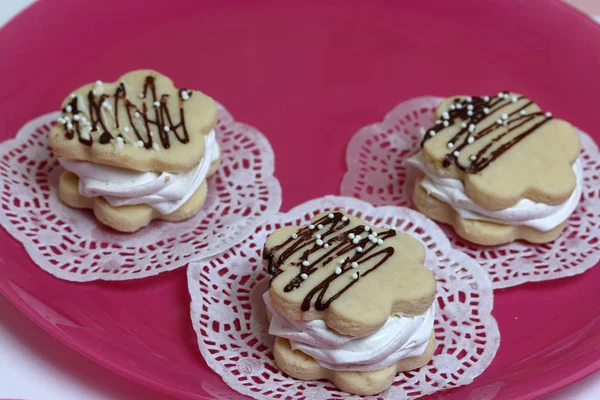 Marshmallow Sandwich dekorerad med choklad och dekorativa strössel. Set med dekoration av olika färger. — Stockfoto