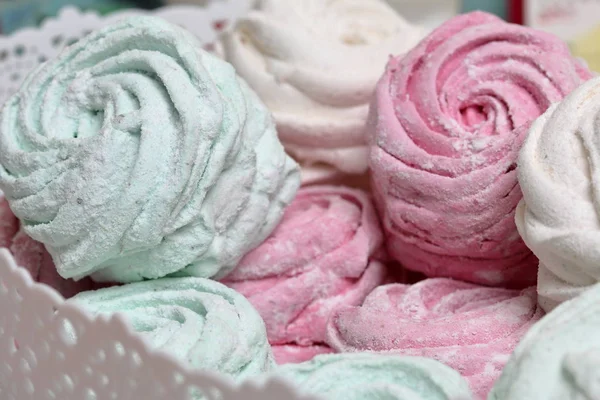 Marshmallow di diversi colori e forme. Alcuni a forma di fiore. Accatastati in confezioni regalo . — Foto Stock
