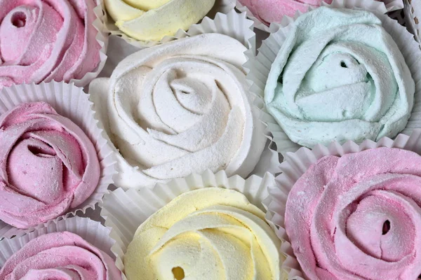 Marshmallow di diversi colori e forme. Alcuni a forma di fiore. Impilato in confezioni regalo. Vista dall'alto . — Foto Stock