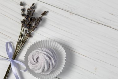 Kağıt sepette lavanta şekerlemeleri. Bir buket lavantanın yanında.