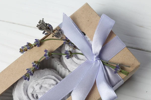 Malvaviscos de lavanda en envases artesanales. Atado con una cinta con un lazo. Varias ramas de lavanda se tejen en el arco . — Foto de Stock