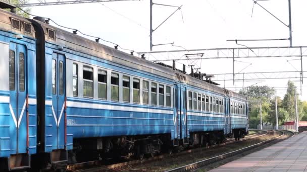 Un train de banlieue commence à se déplacer le long des rails le long du quai . — Video