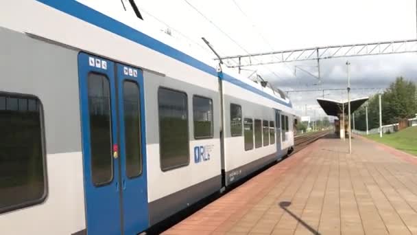 Un train électrique moderne circule sur les rails le long du quai . — Video