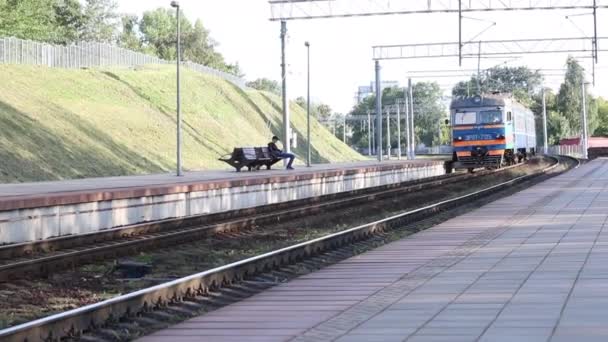 Un train de banlieue longe les rails le long du quai . — Video