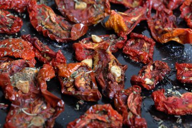 Bir fırın tepsisine baharat ve sarımsak ile Güneşte kurutulmuş domates.