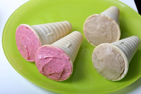 Helado casero de fresa y plátano. En cuernos comestibles en un plato . —  Fotos de Stock