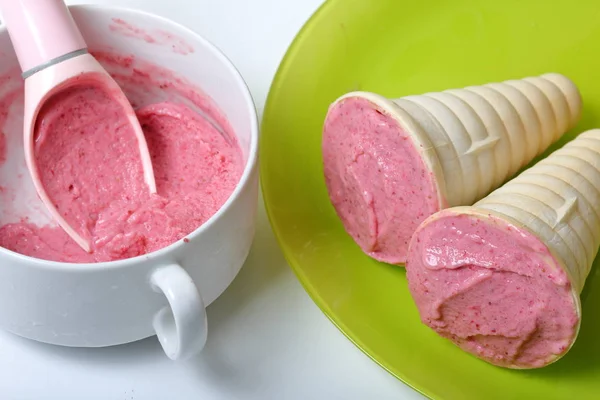 Domácí jahodová a banánová zmrzlina. U jedlých rohů na desce. — Stock fotografie