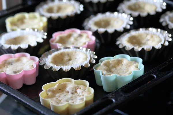 Os muffins em formas de silício na forma de uma flor. Fique em uma assadeira . — Fotografia de Stock