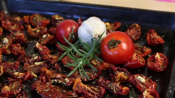 Zongedroogde Tomaten Met Kruiden Knoflook Een Bakplaat Buurt Zijn Verse — Stockvideo