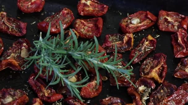 Soltorkade Tomater Med Kryddor Och Vitlök Plåt Ovanpå Dem Ligger — Stockvideo