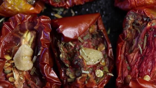 베이킹 시트에 향신료와 마늘을 곁들인 햇볕에 토마토 클로즈업 — 비디오