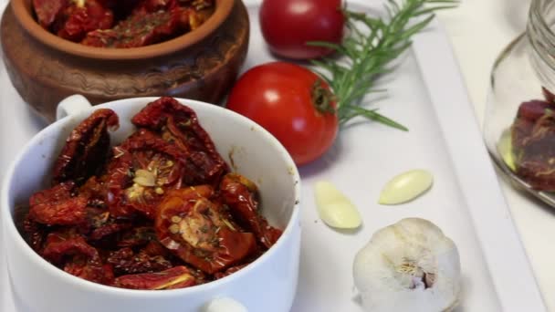 여성이 토마토를 올리브 향신료를 항아리에 넣습니다 로즈마리와 향신료의 가지를 추가합니다 — 비디오