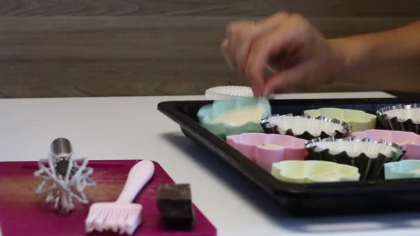 Rázza Formák Tésztával Sütés Sütemények Hogy Tésztát Egyenletesen Eloszlassuk Közelben — Stock videók