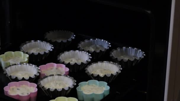Hozza Sütőben Tésztát Tésztával Sütés Sütemények Formák Egy Tepsi — Stock videók