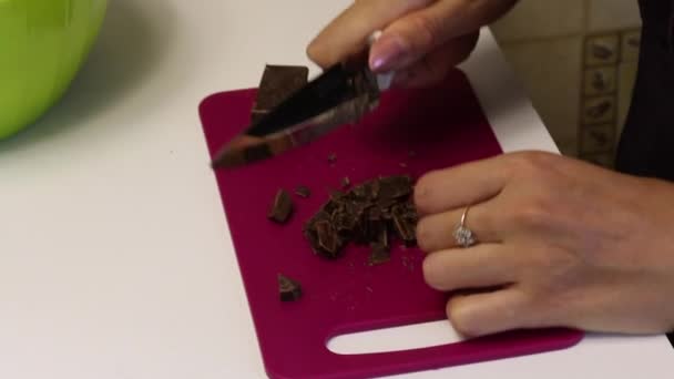 Mujer Hace Virutas Chocolate Negro Con Cuchillo Una Tabla Cortar — Vídeos de Stock