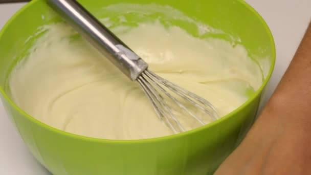 Sul Tavolo Nel Contenitore Impasto Una Donna Sta Macinando Cioccolato — Video Stock