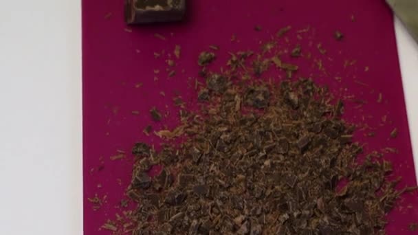 Tatlı Pişirmek Masanın Üzerinde Bir Parça Bitter Çikolata Yatıyor Hamurlu — Stok video