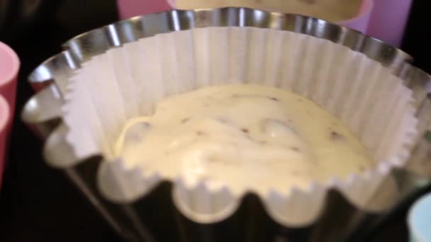 Eine Frau Legt Teig Eine Auflaufform Mit Kuchen Kochen Eines — Stockvideo