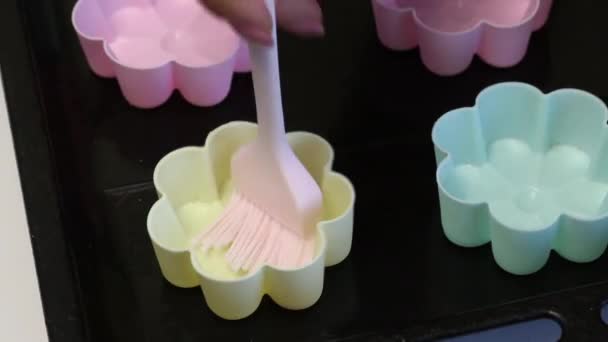 Kobieta Smaruje Ciasto Silikonowe Pieczenia Potraw Używa Szczotki Ciasta Gotowanie — Wideo stockowe