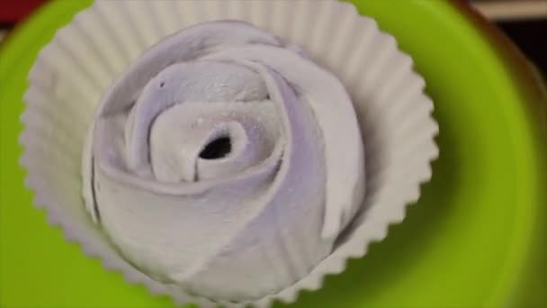 Marshmallows Een Papieren Mand Draait Rond Een Verticale Tegen Achtergrond — Stockvideo