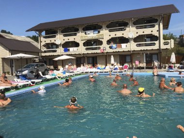 Ukrayna, Solotvino, Eylül 3, 2019, Tatilciler tuzlu su havuzunda su prosedürleri almak. Su onları yüzeyde tutar. Salt Crystal Tatil Köyü