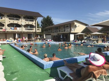 Ukrayna, Solotvino, Eylül 3, 2019, Tatilciler tuzlu su havuzunda su prosedürleri almak. Su onları yüzeyde tutar. Salt Crystal Tatil Köyü