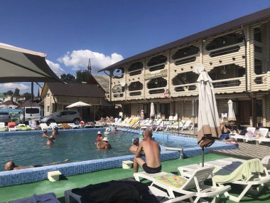 Ukrayna, Solotvino, Eylül 3, 2019, Tatilciler tuzlu su havuzunda su prosedürleri almak. Su onları yüzeyde tutar. Salt Crystal Tatil Köyü