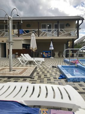 Ukrayna, Solotvino, 3 Eylül 2019, Salt Crystal tatil altyapısı. Oturma odaları, şezlonglar ve havuz.