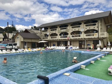 Ukrayna, Solotvino, Eylül 3, 2019, Tatilciler tuzlu su havuzunda su prosedürleri almak. Su onları yüzeyde tutar. Salt Crystal Tatil Köyü