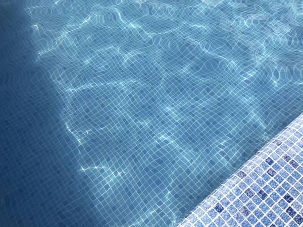 Het resort van zoutmeren. Zout water in het zwembad schittert in de zon. Aan de zijkanten van het zwembad zichtbaar gedroogd zout uit het water. Uitzicht vanaf boven. — Stockfoto