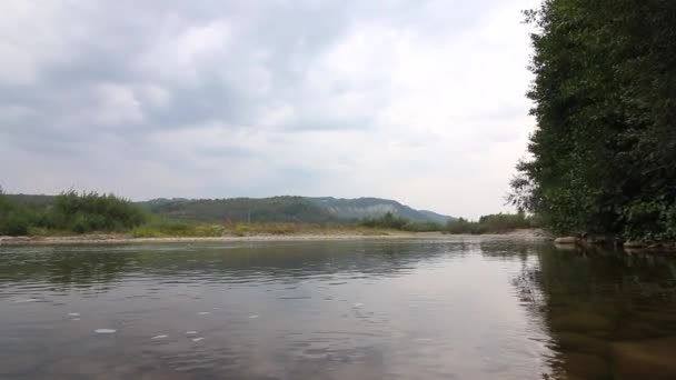 Bir Dağ Nehrinin Akıntısı Vadide Sakince Akar Bankalarda Görünür Taşlar — Stok video