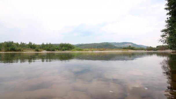 Водный Поток Горной Реки Течёт Спокойно Долине Горизонте Холмы Лесами — стоковое видео