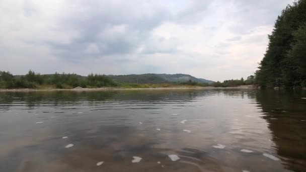 Wasserstrom Eines Gebirgsflusses Fließt Ruhig Tal Horizont Sind Berge Mit — Stockvideo