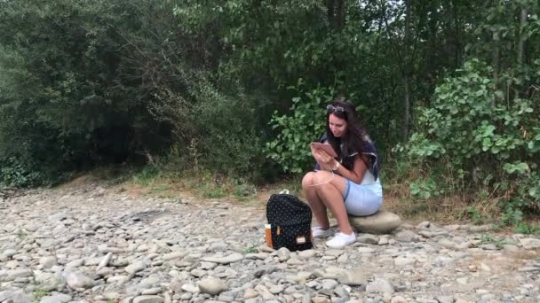 Une Fille Est Assise Sur Bord Une Rivière Montagne Regarde — Video