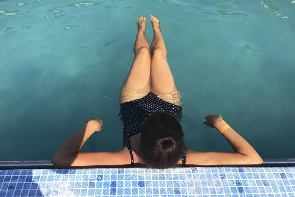 야외 수영장에서 소녀입니다. 수영장에 기대어. 웃고, 머리에 선글라스를 쓰고 있다.. — 스톡 사진