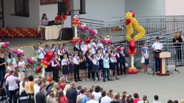 Minsk Belarus Mayo 2019 Línea Graduación Una Escuela Secundaria Escuela — Vídeos de Stock