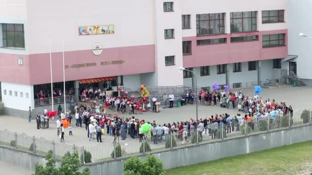 Minsk Vitryssland Maj 2019 Examen Linje Gymnasieskola Skolan Omgiven Elever — Stockvideo
