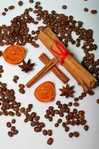 Granos de café, palitos de canela, pimienta de Jamaica y anís. Rodajas de naranjas secas. Sobre fondo blanco. Día Mundial del Café . — Foto de Stock